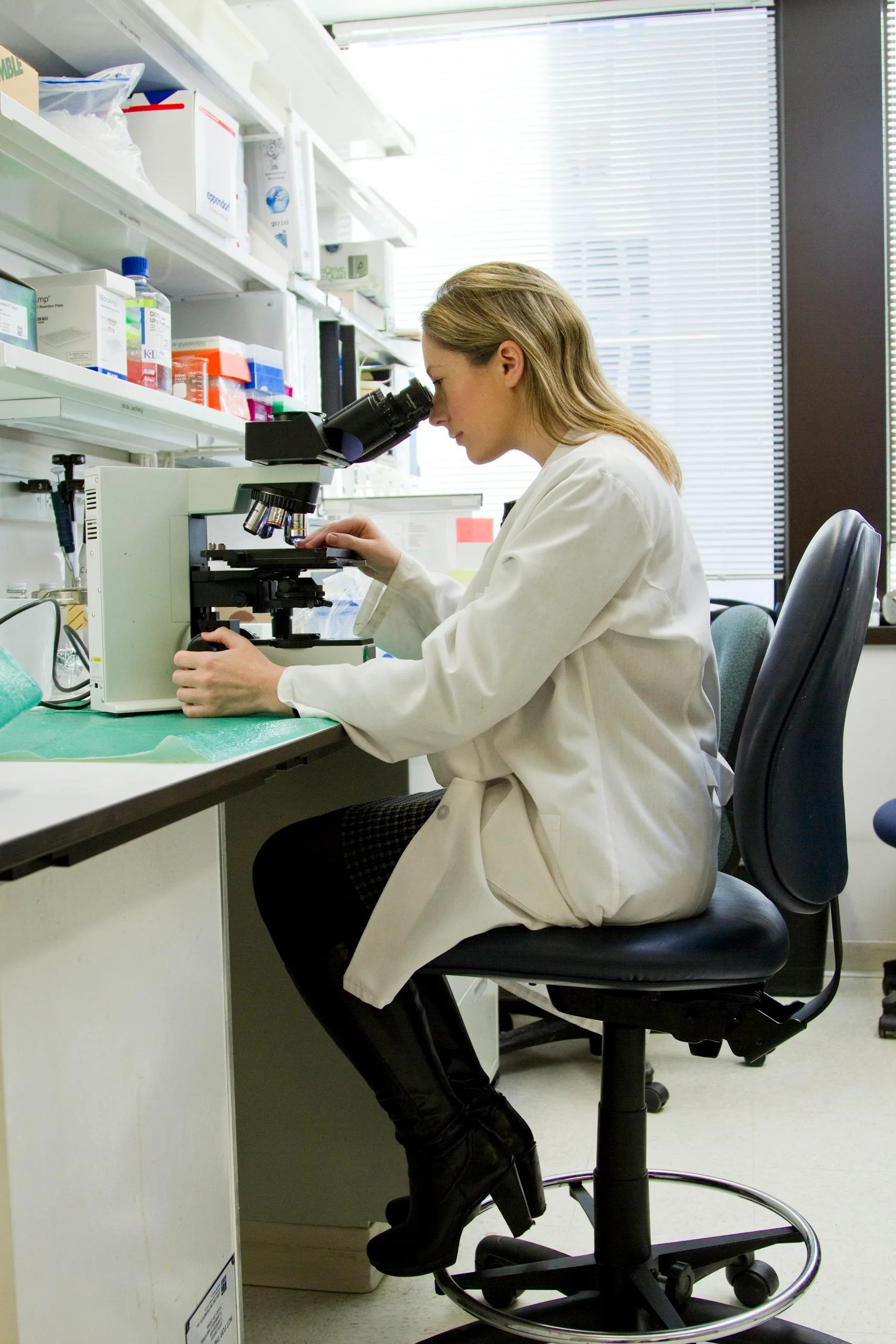 Modernt laboratorium med vetenskaplig utrustning